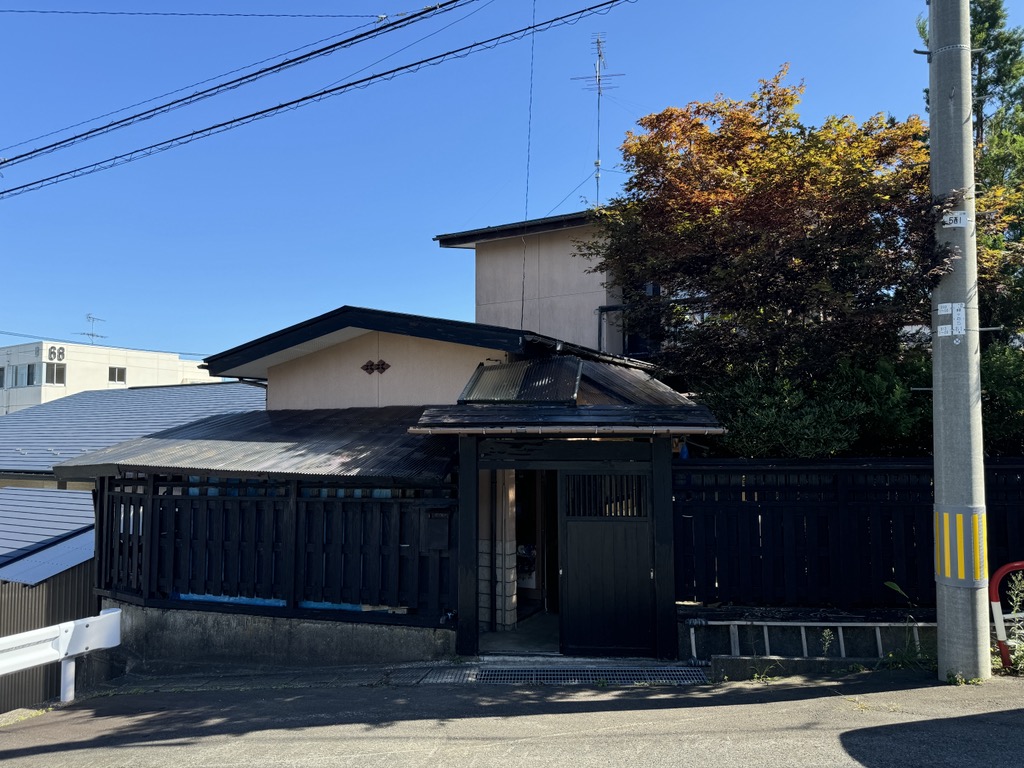 1970s wood house, 13-min walk to station, Akita