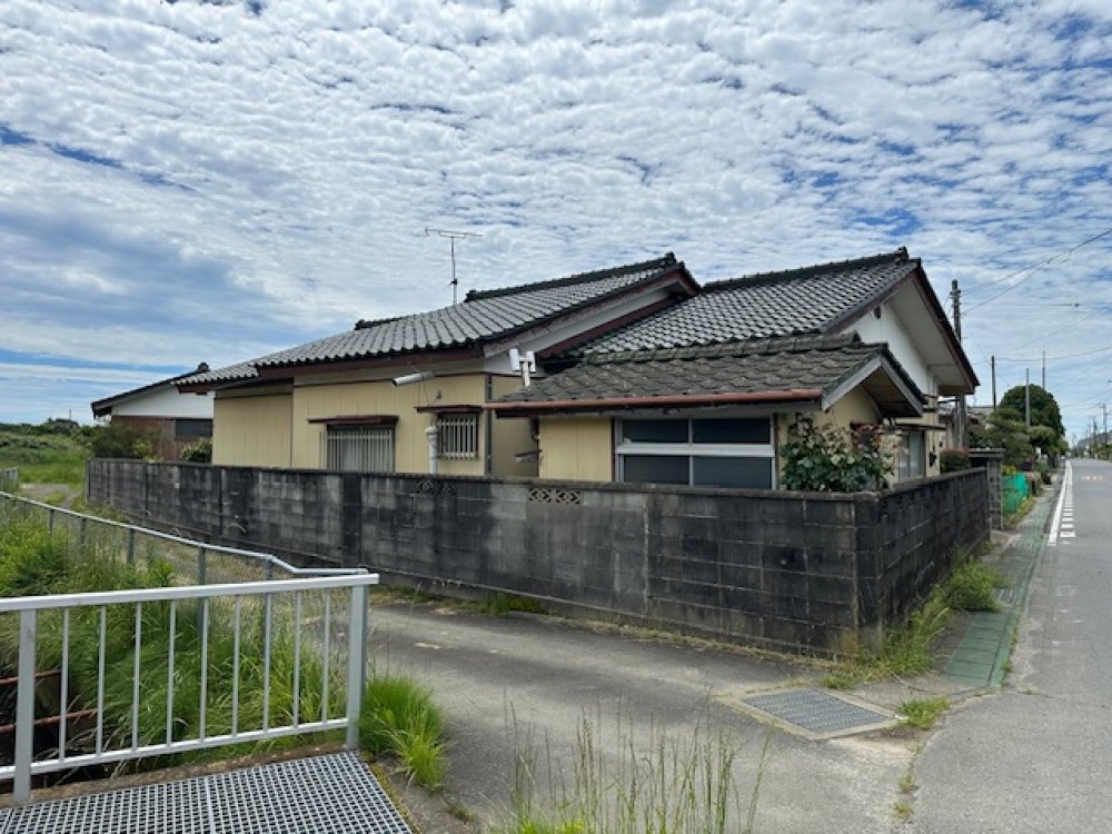Traditional-style tatami-room house with storage shed!