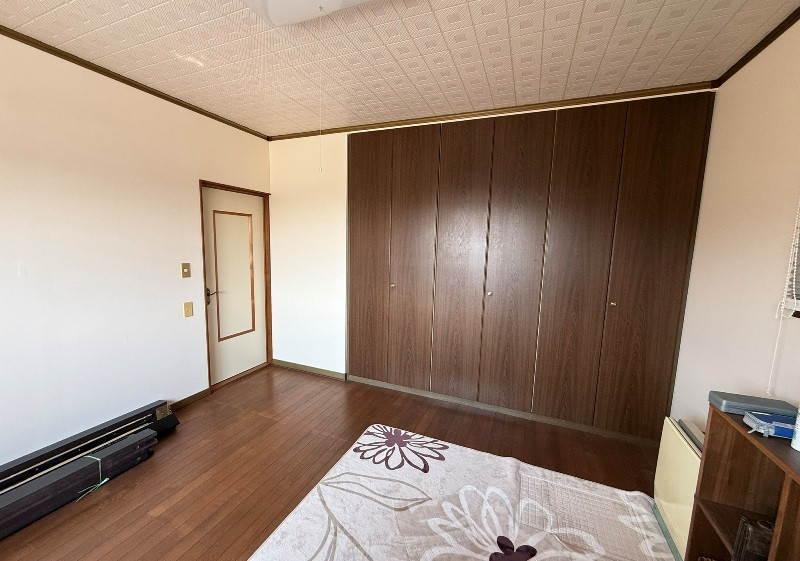 Farmland, office, and storage with spacious traditional home, for creative pursuits