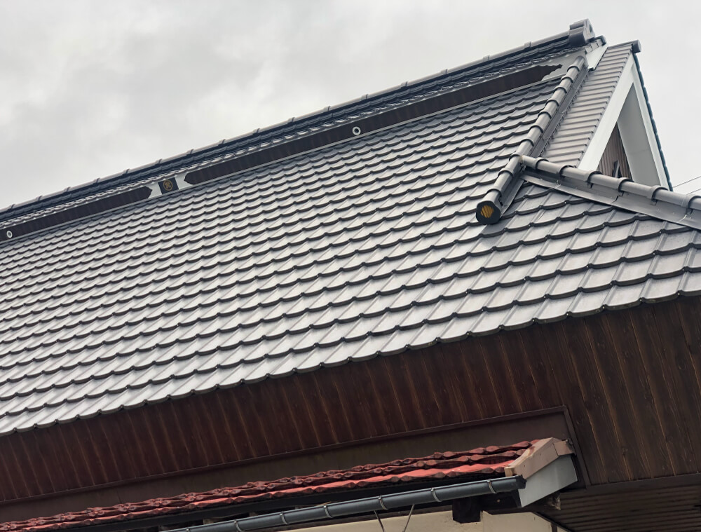 Wood house with storehouses in Shiga