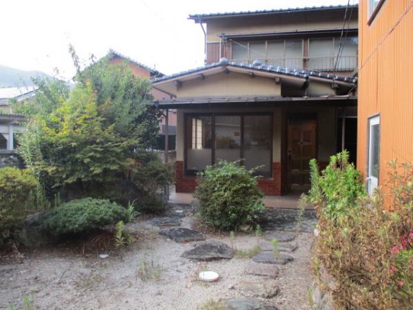 1960s wood house, 17-min walk to station, Ehime