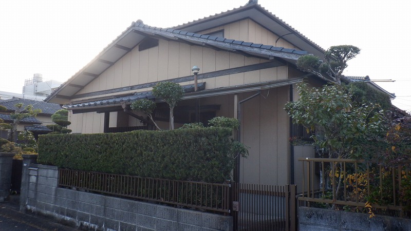 1980s wood house, 15-min walk to station, Saga