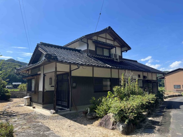 1970s wood house on a large plot in Tottori