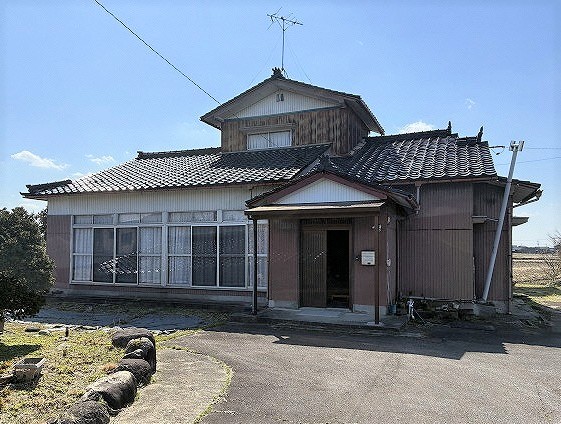 1960s wood house on a large plot in Toyama