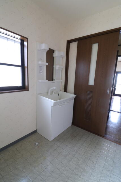 1990s wood house, 4-min walk to station, Kagawa