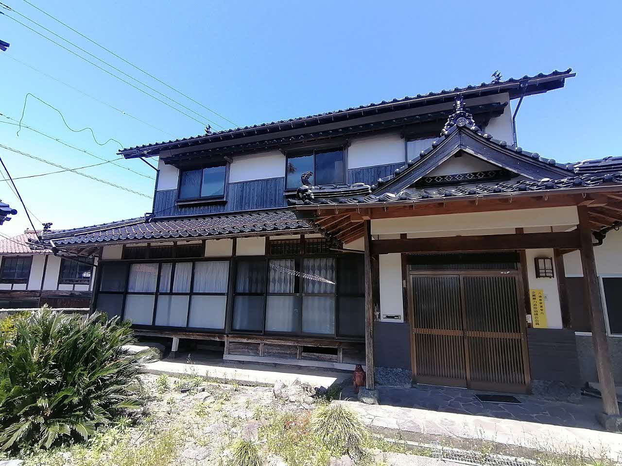 Wood house with storehouses in Tottori