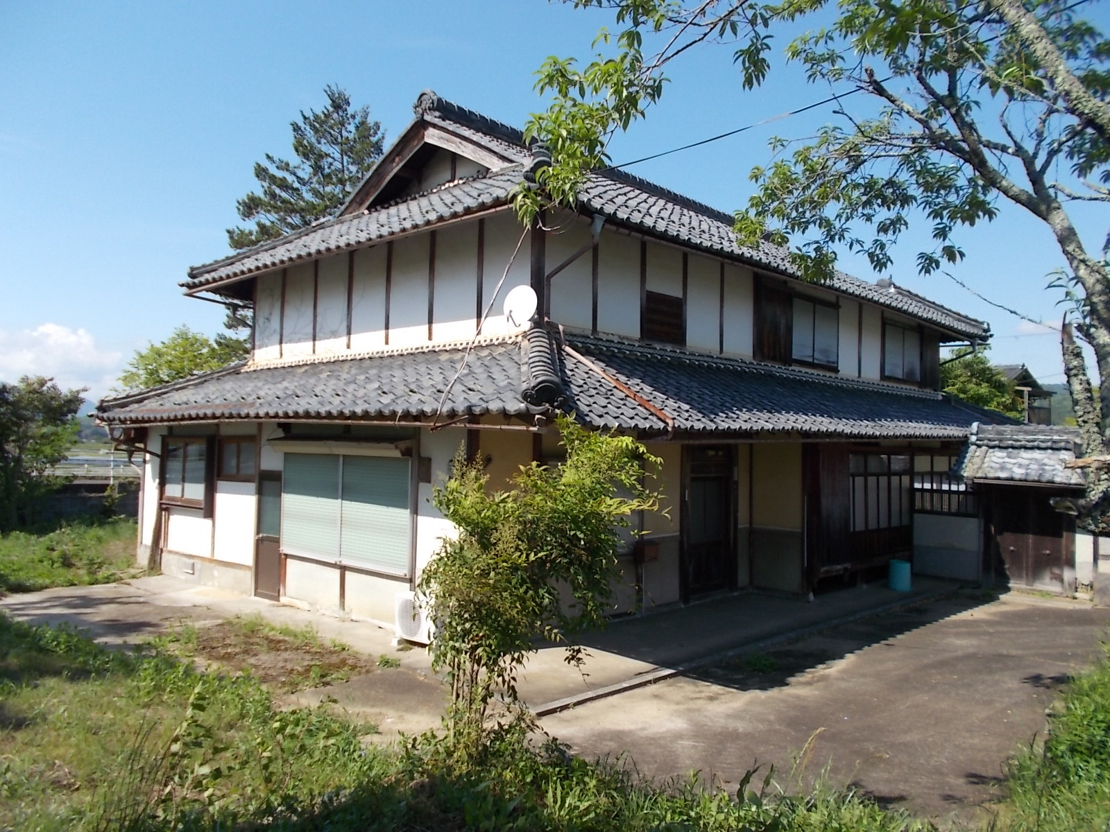 Wood house on a large plot in Fukuchiyama, Kyoto