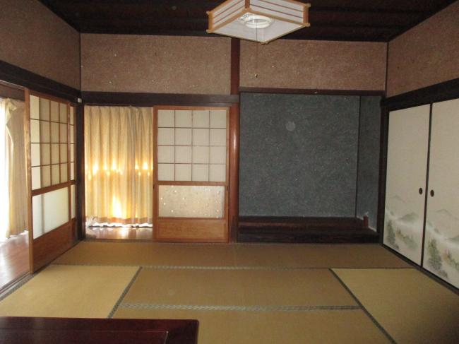 Wood house on a large plot in Okayama