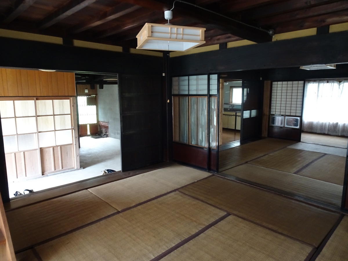 1910s wood house on a large plot in Hyogo