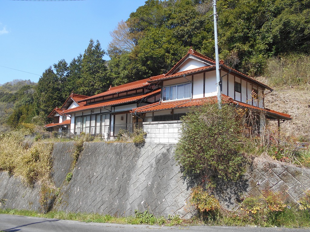 1980s wood house on a large plot in Yamaguchi
