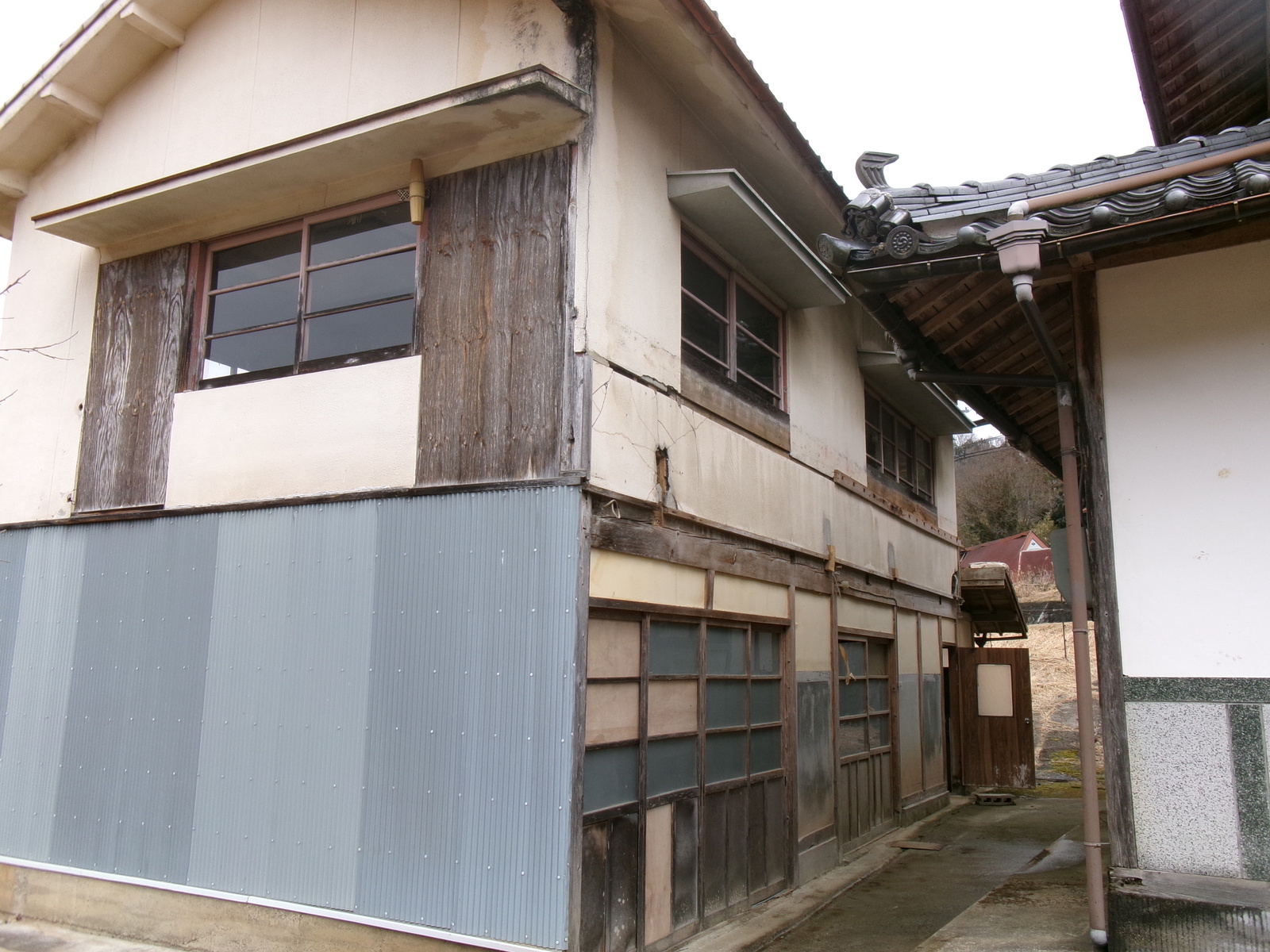 1970s house with storehouses in Hyogo