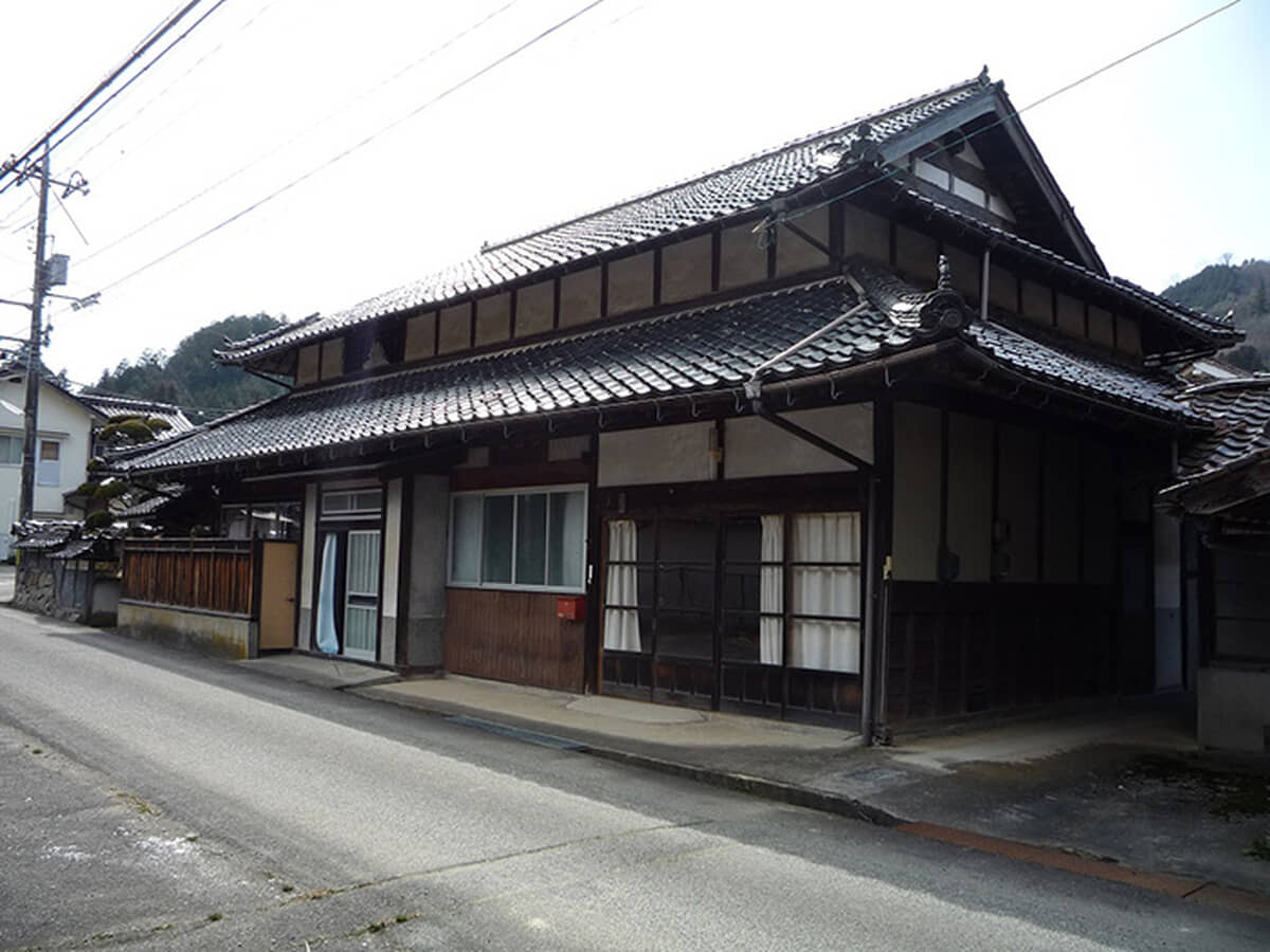 Wood house on a large plot in Hiroshima