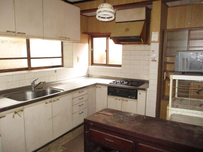1970s wood house, 17-min walk to station, Okayama
