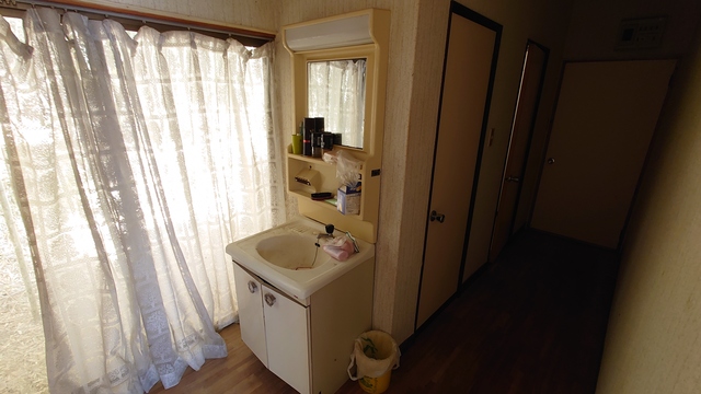 1980s wood house on a large plot in Iwate