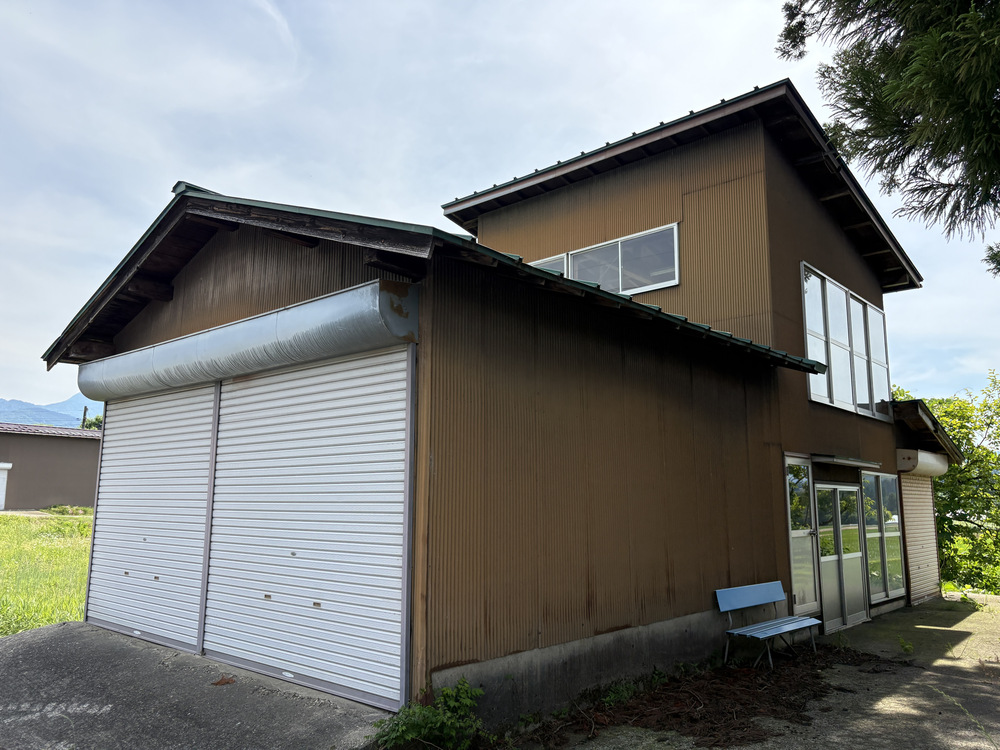 1970s wood house on a large plot in Toyama