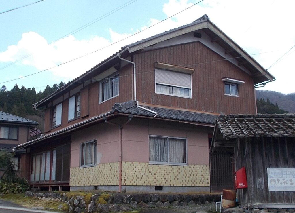 1960s wood house with storehouses in Shiga