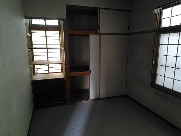 Compact single-story with detached building. Quiet residential area, convenient location near train line.