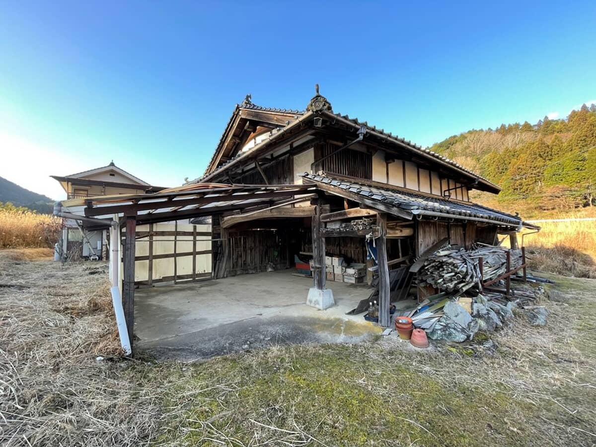 Wood house on a large plot in Hiroshima