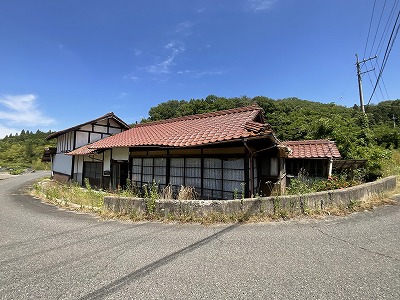 1950s wood house with storehouses in Kitahiroshima