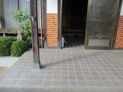 Excellent condition traditional-style home near supermarket, daycare, and schools!