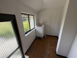 Wood house with storehouses in Niigata