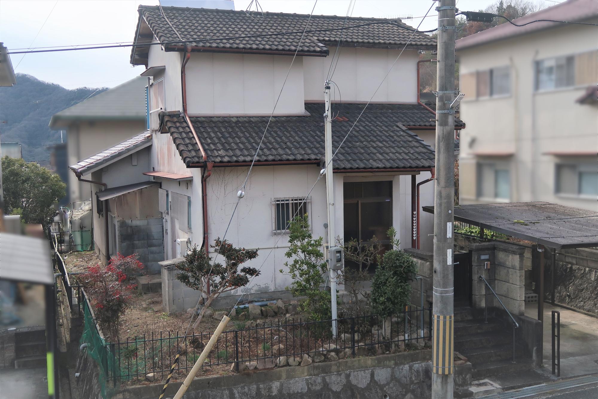 A-118 Compact Property on High Ground