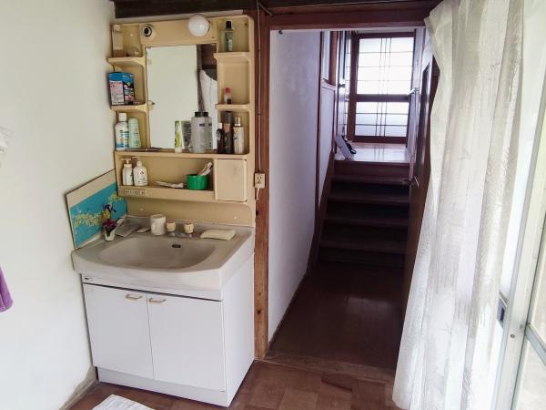 1980s wood house with storehouses in Oita