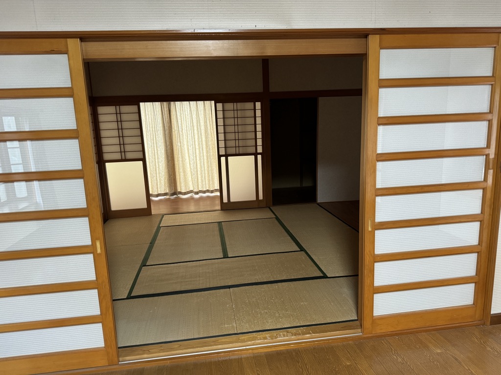 1980s wood house on a large plot in Akita