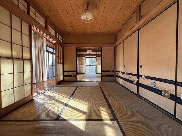 1980s wood house with outbuildings in Gifu