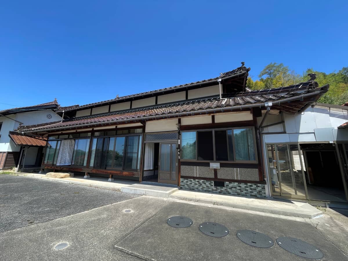 1970s wood house on a large plot in Hiroshima