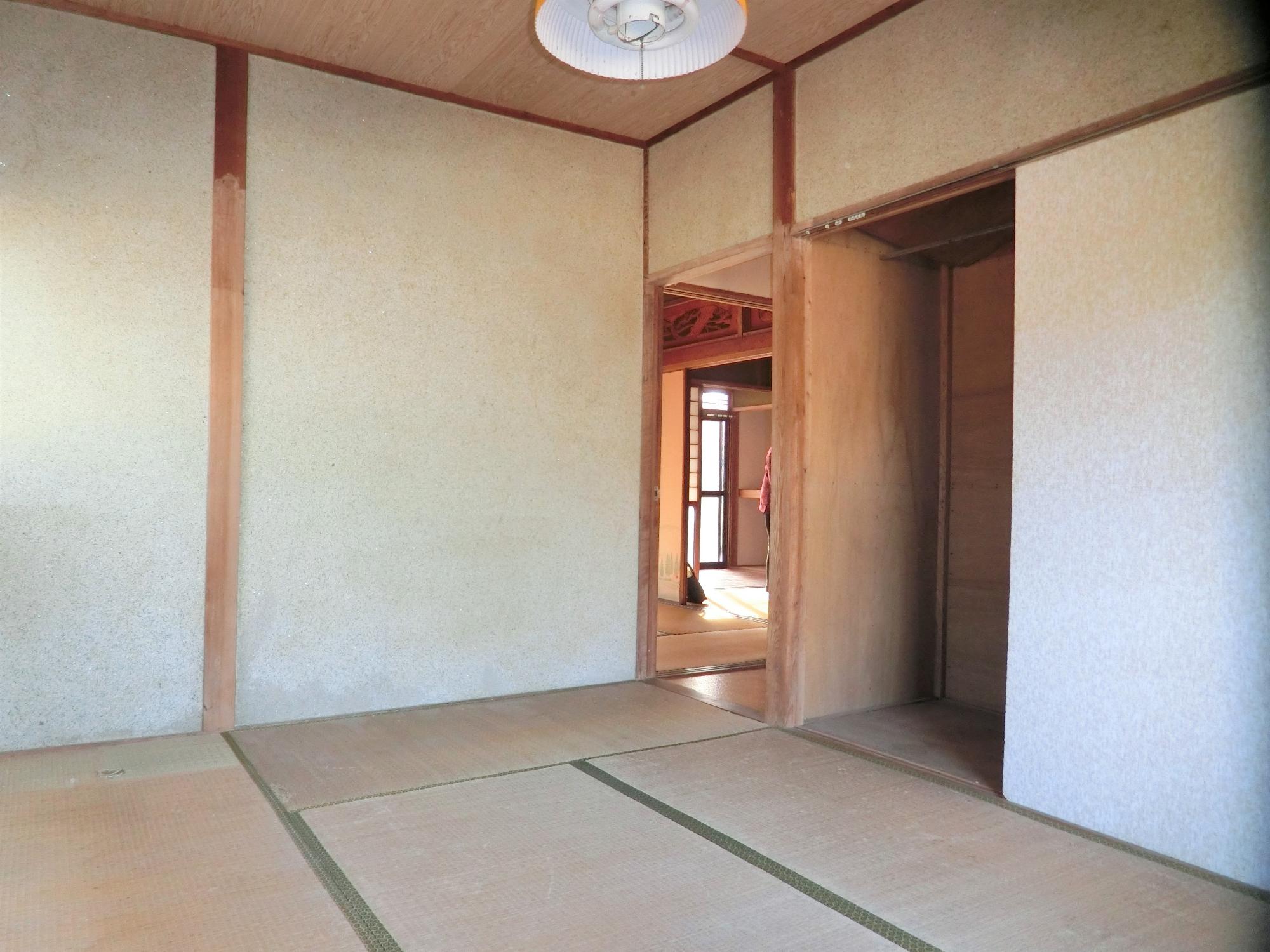 1970s wood house on a large plot in Fukuoka