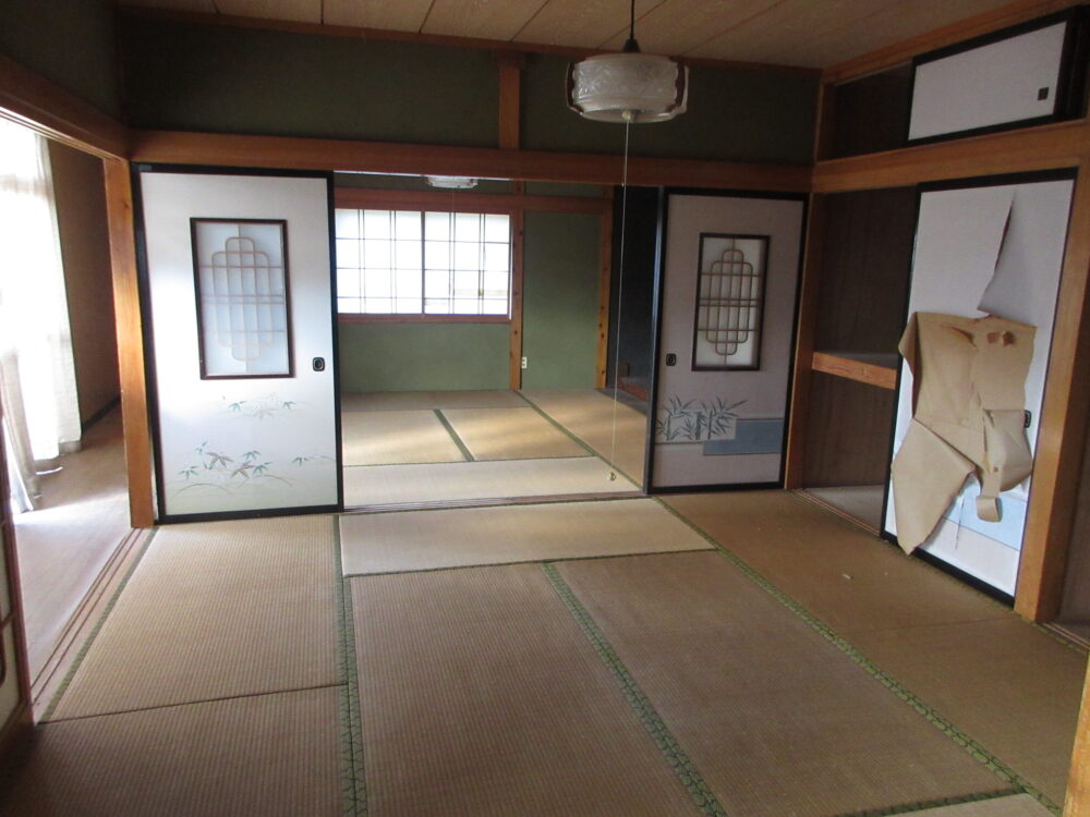 1940s wood house on a large plot in Iwate