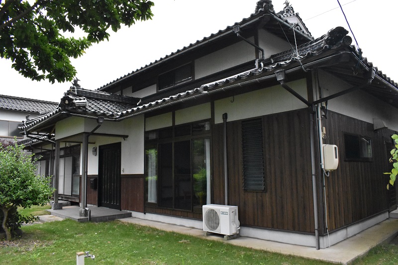 1980s wood house on a large plot in Tottori