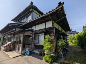 1980s wood house on a large plot in Yamagata