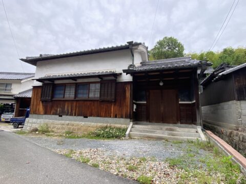 1950s wood house with storehouses in Kanmaki