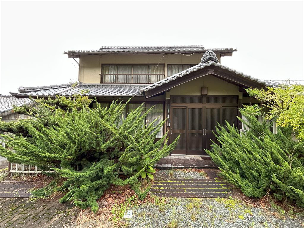 1950s wood house on a large plot in Mie