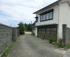 1960s wood house on a large plot in Niigata