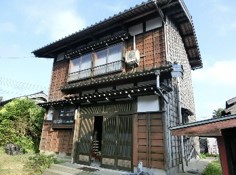 1960s wood house on a large plot in Niigata