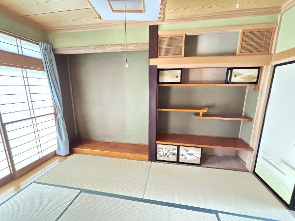 Beautifully preserved Japanese aesthetic that doesn't show its age; located in central Chikuma City.