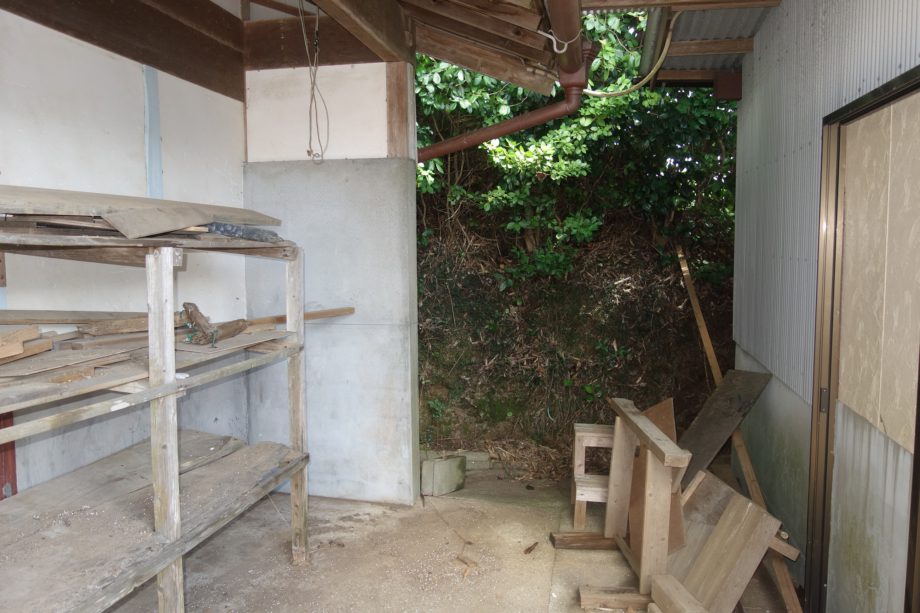 1970s wood house on a large plot in Nagasaki