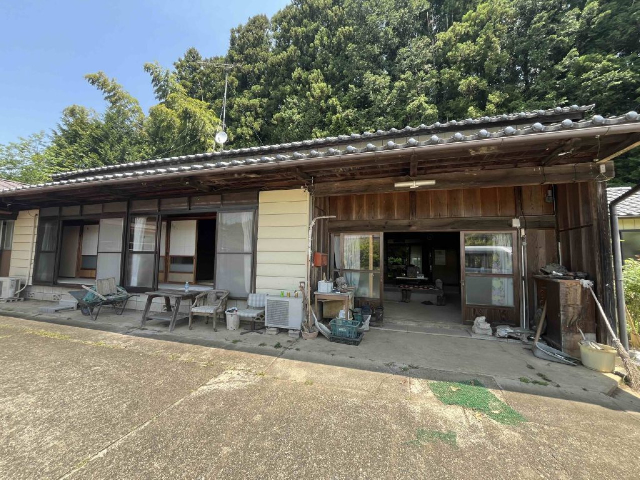 1960s wood house on a large plot in Tochigi