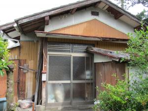 1970s wood house, 15-min walk to station, Ehime