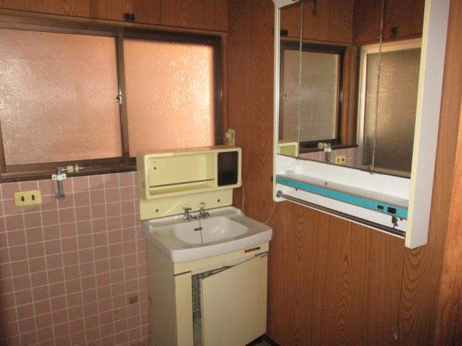 1970s wood house, 15-min walk to station, Okayama