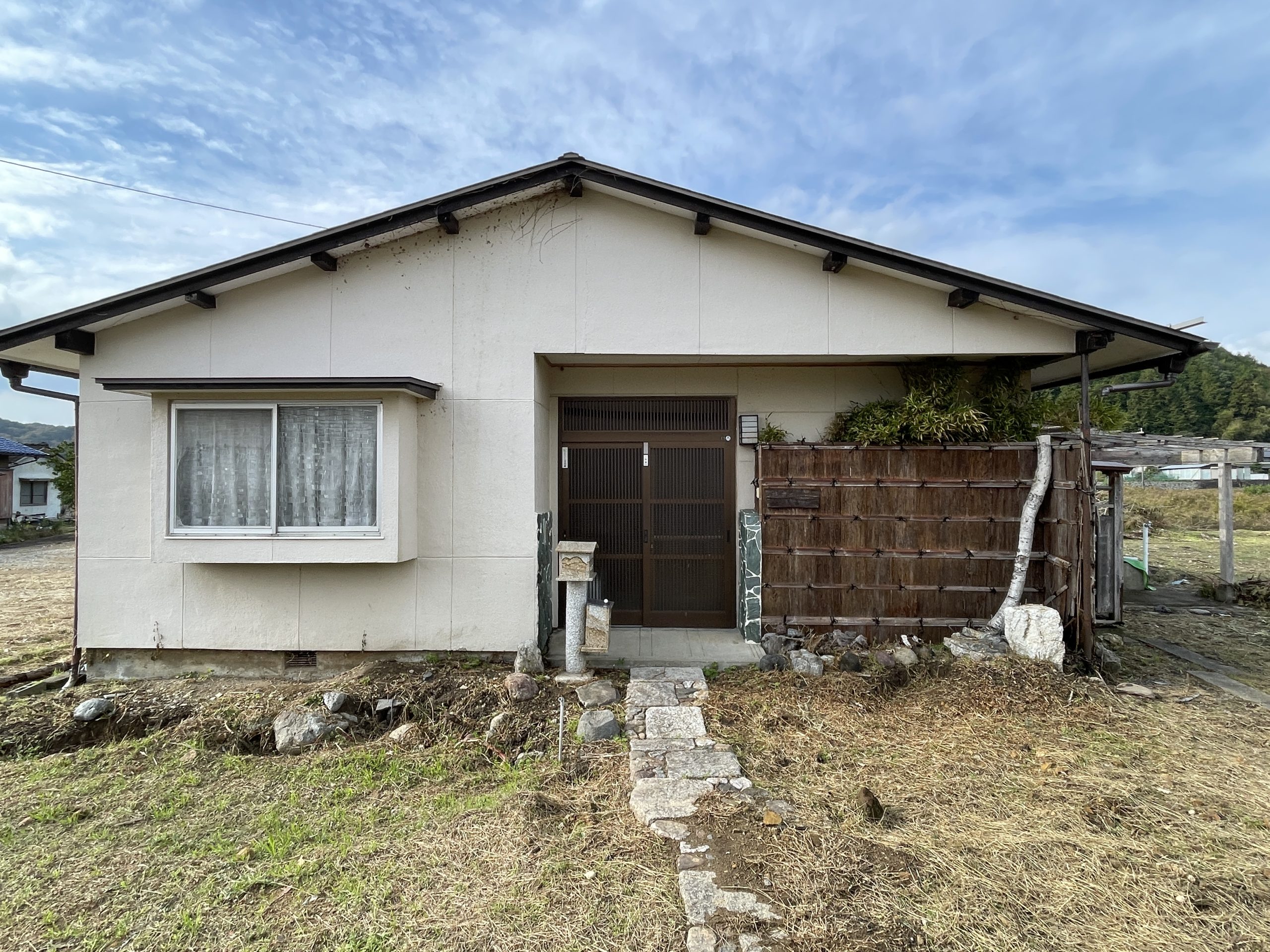 1960s wood house on a large plot in Gifu