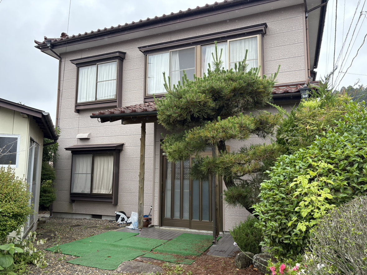 Elegant living in a spacious detached home