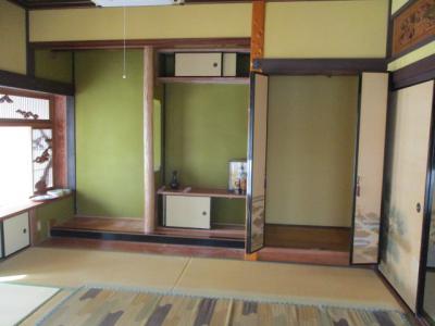 Excellent condition traditional-style home near supermarket, daycare, and schools!