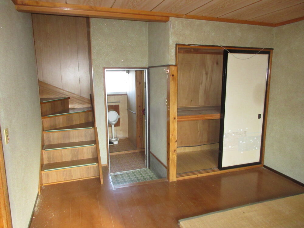 1940s wood house on a large plot in Iwate