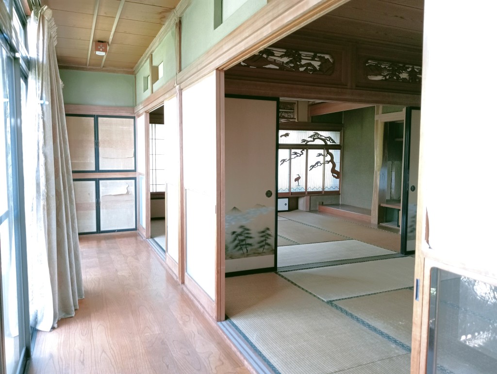 2-story residential building with many rooms on a south-facing open plot adjacent to a national highway. Suitable for dual-family housing or private lodging use.