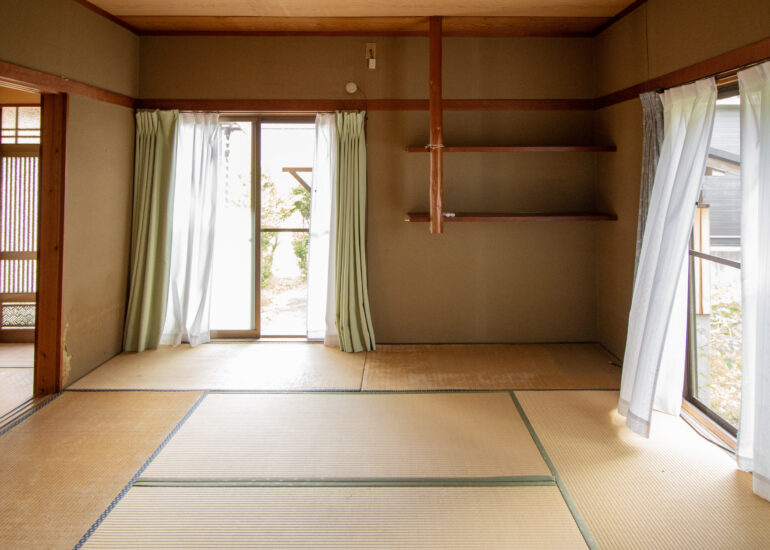 1970s wood house on a large plot in Matsusaka Kahada
