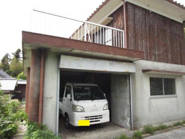 1960s wood house on a large plot in Oita
